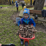 Jarní úklid školní zahrady -3. třída