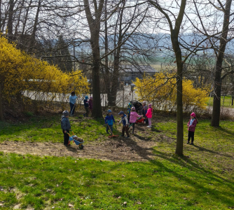 Fotogalerie Jarní úklid školní zahrady - 3. třída, foto č. 2