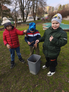 Fotogalerie Jarní úklid školní zahrady - 3. třída, foto č. 5
