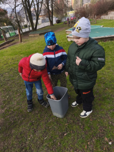 Fotogalerie Jarní úklid školní zahrady - 3. třída, foto č. 8