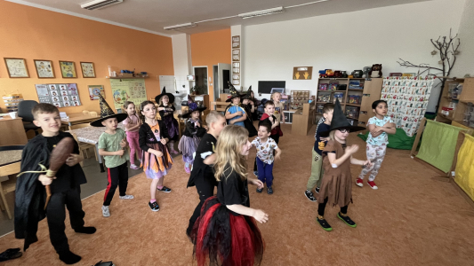 Fotogalerie Pohádka o čarodějnickém týdnu ve 4. třídě, foto č. 14