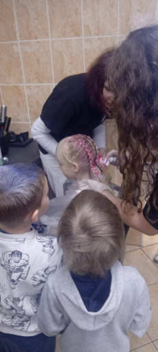 Fotogalerie Návštěva kadeřnictví 1. a 2. třída, foto č. 37