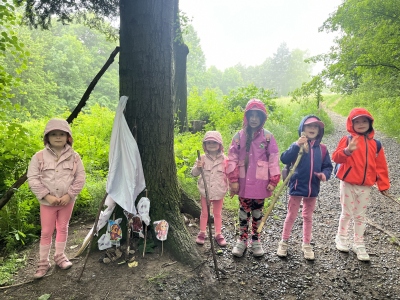 Fotogalerie Střípky z prvního dne školky v přírodě – Tlapková patrola v akci, foto č. 16