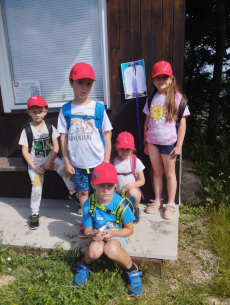 Fotogalerie Druhý den školky v přírodě – výpravy, týmové hry a večerní stezka odvahy, foto č. 18