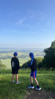 Fotogalerie Druhý den školky v přírodě – výpravy, týmové hry a večerní stezka odvahy, foto č. 27