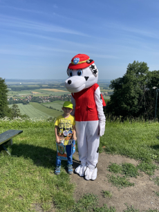 Fotogalerie Druhý den školky v přírodě – výpravy, týmové hry a večerní stezka odvahy, foto č. 2