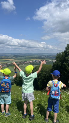 Fotogalerie Druhý den školky v přírodě – výpravy, týmové hry a večerní stezka odvahy, foto č. 36