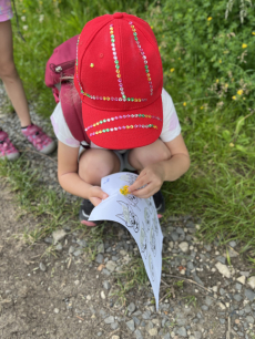 Fotogalerie Druhý den školky v přírodě – výpravy, týmové hry a večerní stezka odvahy, foto č. 24