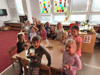 Fotogalerie Bylinky s vílou Sedmikráskou a skřítkem Šípkem - 3. třída, foto č. 2