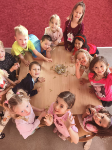 Fotogalerie Bylinky s vílou Sedmikráskou a skřítkem Šípkem - 3. třída, foto č. 6