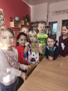 Fotogalerie Bylinky s vílou Sedmikráskou a skřítkem Šípkem - 3. třída, foto č. 7