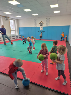 Fotogalerie Veselé sportovky pro děti ze školky - 2. třída - 11.11.2025, foto č. 4