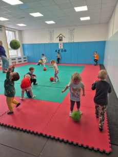 Fotogalerie Veselé sportovky pro děti ze školky - 2. třída - 11.11.2025, foto č. 5