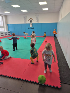 Fotogalerie Veselé sportovky pro děti ze školky - 2. třída - 11.11.2025, foto č. 6