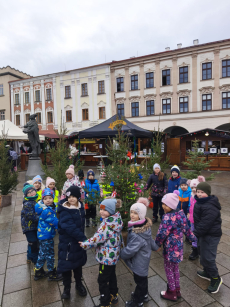 Fotogalerie Zdobení stromečku na náměstí - 3. třída, foto č. 27