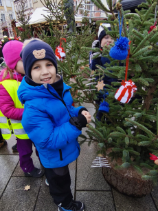 Fotogalerie Zdobení stromečku na náměstí - 3. třída, foto č. 26