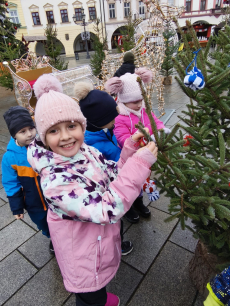 Fotogalerie Zdobení stromečku na náměstí - 3. třída, foto č. 23