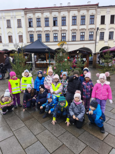 Fotogalerie Zdobení stromečku na náměstí - 3. třída, foto č. 22
