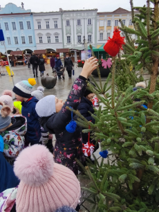 Fotogalerie Zdobení stromečku na náměstí - 3. třída, foto č. 24
