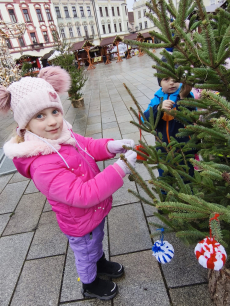 Fotogalerie Zdobení stromečku na náměstí - 3. třída, foto č. 25