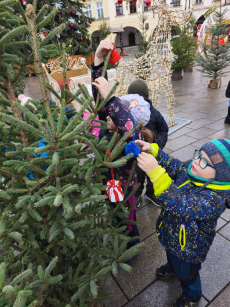 Fotogalerie Zdobení stromečku na náměstí - 3. třída, foto č. 19