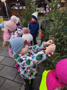 Fotogalerie Zdobení stromečku na náměstí - 3. třída, foto č. 20