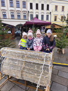 Fotogalerie Zdobení stromečku na náměstí - 3. třída, foto č. 21