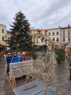 Fotogalerie Zdobení stromečku na náměstí - 3. třída, foto č. 16