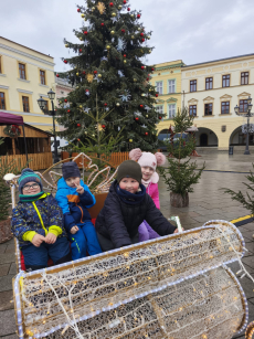 Fotogalerie Zdobení stromečku na náměstí - 3. třída, foto č. 17