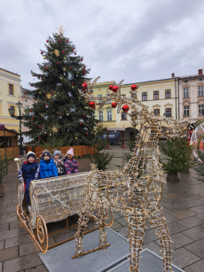 Fotogalerie Zdobení stromečku na náměstí - 3. třída, foto č. 18