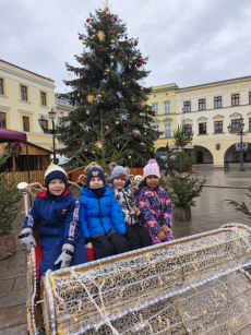 Fotogalerie Zdobení stromečku na náměstí - 3. třída, foto č. 3