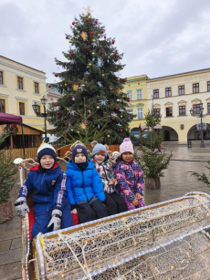 Fotogalerie Zdobení stromečku na náměstí - 3. třída, foto č. 14