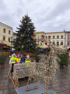 Fotogalerie Zdobení stromečku na náměstí - 3. třída, foto č. 15