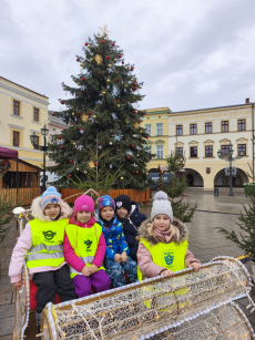 Fotogalerie Zdobení stromečku na náměstí - 3. třída, foto č. 2