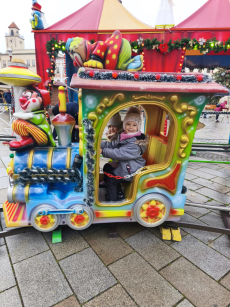 Fotogalerie Zdobení stromečku na náměstí - 3. třída, foto č. 11