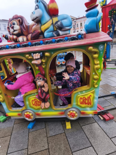 Fotogalerie Zdobení stromečku na náměstí - 3. třída, foto č. 12