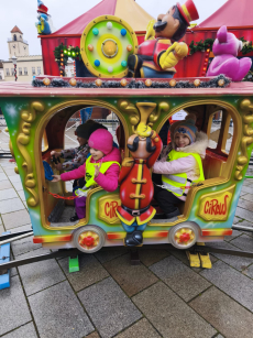 Fotogalerie Zdobení stromečku na náměstí - 3. třída, foto č. 13