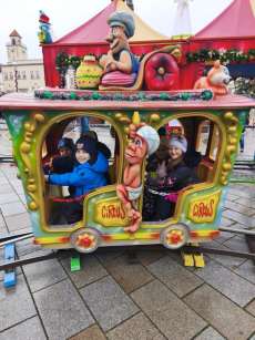 Fotogalerie Zdobení stromečku na náměstí - 3. třída, foto č. 6