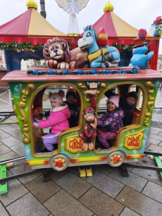 Fotogalerie Zdobení stromečku na náměstí - 3. třída, foto č. 7