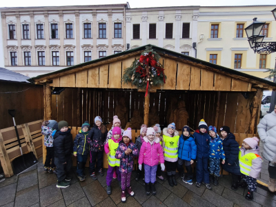 Fotogalerie Zdobení stromečku na náměstí - 3. třída, foto č. 8