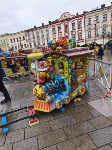 Fotogalerie Zdobení stromečku na náměstí - 3. třída, foto č. 9