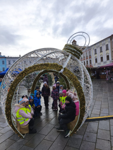 Fotogalerie Zdobení stromečku na náměstí - 3. třída, foto č. 5