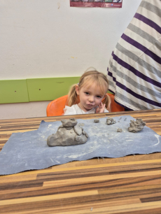 Fotogalerie Návštěva kroužku keramiky - 2. třída, foto č. 2