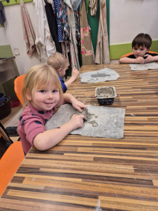 Fotogalerie Návštěva kroužku keramiky - 2. třída, foto č. 5