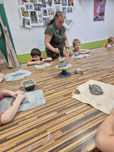 Fotogalerie Návštěva kroužku keramiky - 2. třída, foto č. 7