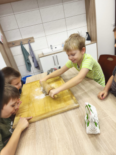 Fotogalerie Pečení vánočního cukroví ve 3. třídě, foto č. 38