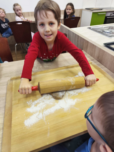 Fotogalerie Pečení vánočního cukroví ve 3. třídě, foto č. 24