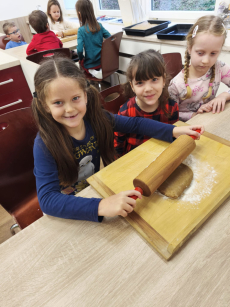 Fotogalerie Pečení vánočního cukroví ve 3. třídě, foto č. 21