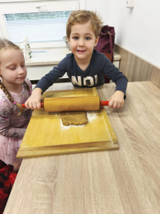 Fotogalerie Pečení vánočního cukroví ve 3. třídě, foto č. 15
