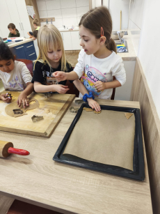 Fotogalerie Pečení vánočního cukroví ve 3. třídě, foto č. 10